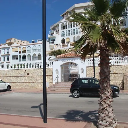 & Salt Clouds דירה